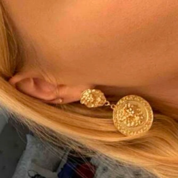 90’s Style Glam Gold & Black Lionhead Door Knocker Statement Earrings - Picture 11 of 13